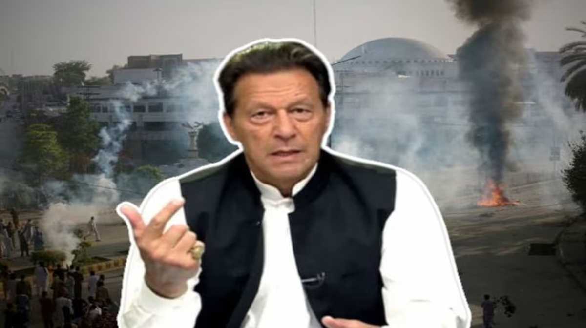 पाकिस्तान में बवाल जारी, इमरान खान को 8 दिन की एनएबी रिमांड में भेजा गया पाकिस्तान में बवाल जारी, इमरान खान को 8 दिन की एनएबी रिमांड में भेजा गया